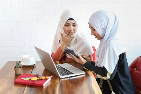 Új generációs üzletasszony muszlim emberek találkoznak kávézóban számítógép és kávé csésze fa íróasztal — Stock Fotó