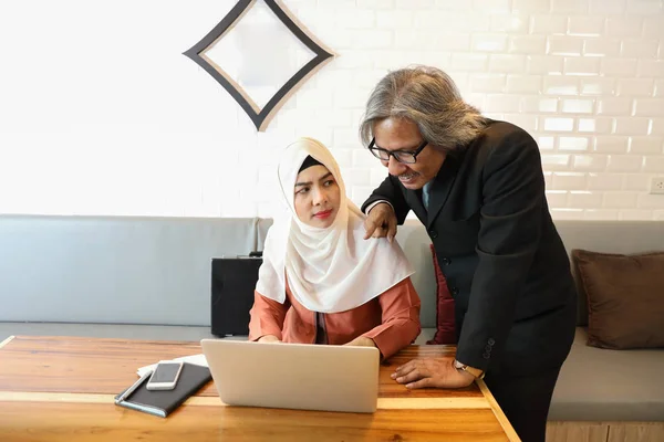 Cliente musulmano uomo sta molestando araba donna d'affari durante l'utilizzo del computer (concetto di molestie sessuali ) — Foto Stock