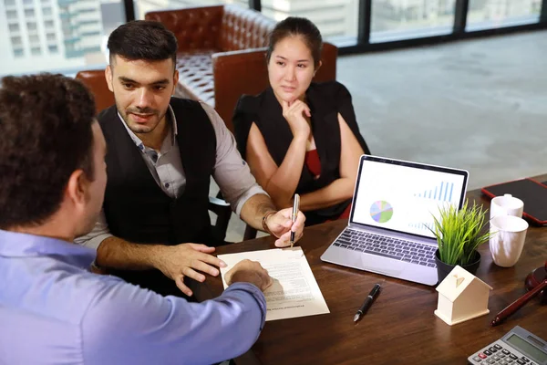 iş adamı ve iş kadını toplantı sırasında iş projesi sözleşmesi imzalayacak 