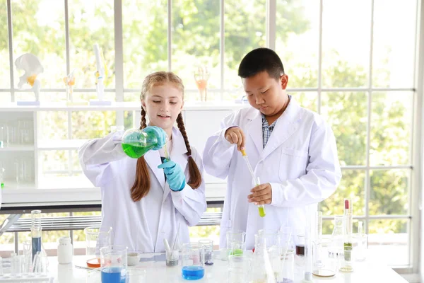 Niños felices haciendo experimentos científicos. (educación y concepto científico) —  Fotos de Stock