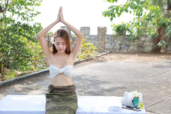 Retrato vista frontal mujeres asiáticas jóvenes, pelo largo con vestido blanco disfrutando en medita al aire libre con pose de yoga o estiramiento antes de hacer aceite spa salón de masajes — Foto de Stock