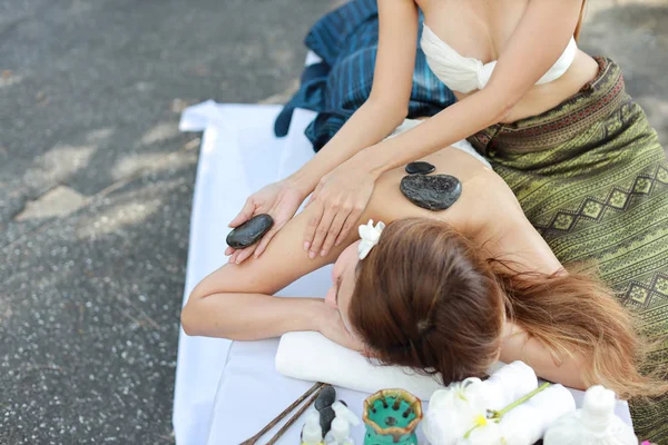 Masaż skalny, wysoki kąt widzenia portret dwóch młodych pięknych i seksownych azjatyckich kobiet, długie włosy z białą sukienką korzystających z oleju Spa salon masażu podczas leżącego podczas letnich wakacji wakacje — Zdjęcie stockowe