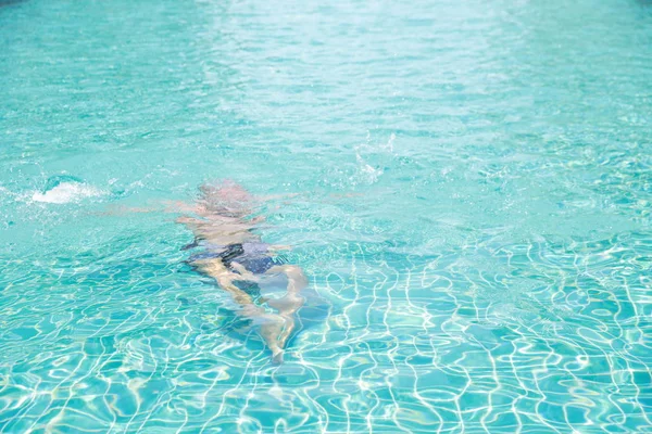 Feliz anciano caucásico nadar en la piscina durante las vacaciones de jubilación después de un tiempo que se ahoga en la piscina (enfoque en el cuerpo ) —  Fotos de Stock