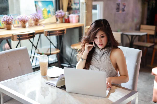 Företag som säljer online, ung asiatisk kvinna i casual klänning arbetar på dator för e-handel, affärskvinna ägare små och medelstoraföretag kontakt med kunder och glada leende ansikte — Stockfoto