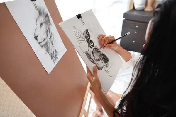 Ασιάτης/ισσα καλλιτέχνης χέρια σε λευκό πουκάμισο σχέδιο εικόνα με μολύβι (ιδέα του τρόπου ζωής της γυναίκας) — Φωτογραφία Αρχείου