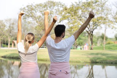 Dikiz aynasından birbirine aşık genç çiftler. Yaz mevsiminde parktaki rahatlama ile ellerini havaya kaldırırlar (arkadaşlık veya sevgililer günü konsepti))