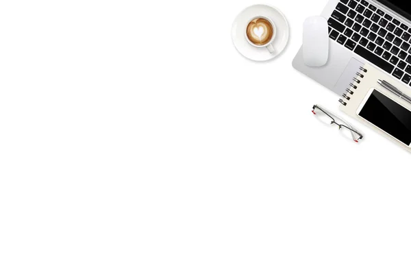 Белый стол с ноутбуком, офисными принадлежностями и кофейной чашкой на заднем плане — стоковое фото
