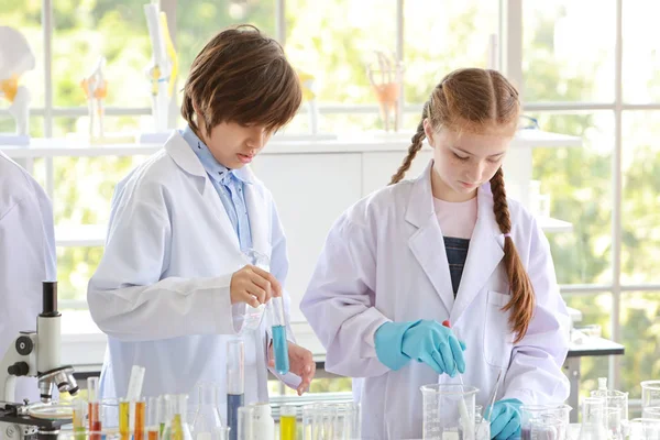 Niños felices haciendo experimentos científicos. (educación y concepto científico) —  Fotos de Stock