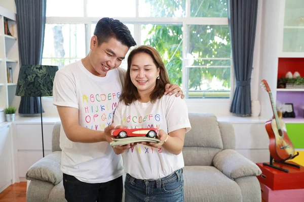Asiatische Ehepartner zeigen Autos mit Geld Es ist die Bedeutung des Sparens mit lächelndem und glücklichem Gesicht. — Stockfoto
