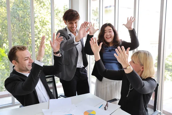 Multietniskt affärsfolk visar framgång företag vinst graf i möte då de sätter sina händer upp mening med sitt jobb är framgång med leende och glada ansikten i mötesrummet — Stockfoto