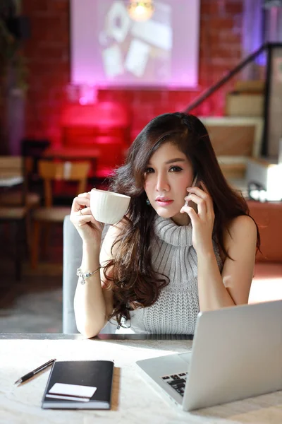 İnternet üzerinden tam boy iş satışı, elektronik ticaret için bilgisayar üzerinde çalışan günlük giysili genç Asyalı kadın, işkadını sahibi KME müşterilerle küçük iş bağlantısı — Stok fotoğraf