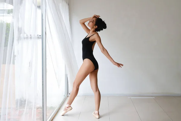Красивая молодая азиатская балерина в студии "Белая стена" — стоковое фото