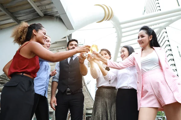 Framgångsrika multietniska affärsmän klinkar glas champagne med leende samtidigt fira utomhus — Stockfoto