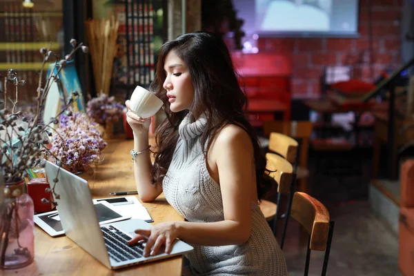 Çevrimiçi iş dünyası satışı, elektronik ticaret için bilgisayarda çalışan Asyalı sıradan bir kadın, iş kadını sahibi KME müşterilerle küçük iş bağlantısı ve kahve içmesi — Stok fotoğraf