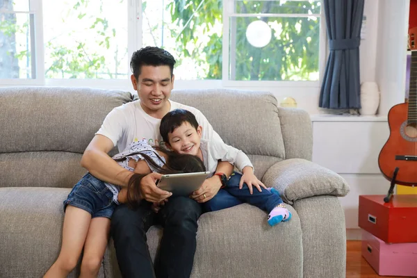 Szczęśliwy Azjatycki Tata Uczy Jego Córka Używać Lub Grać Tablet — Zdjęcie stockowe