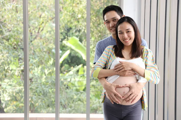 Junge Asiatische Mann Stehend Und Umarmt Junge Asiatische Schwangere Bauch — Stockfoto