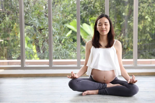 Mladá Asijská Těhotná Žena Sedí Zavírají Oči Obývacím Pokoji Těší — Stock fotografie