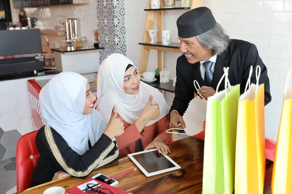 Muslimische Kaufleute Geben Lächelnd Einkaufstüten Junge Arabische Kundinnen — Stockfoto