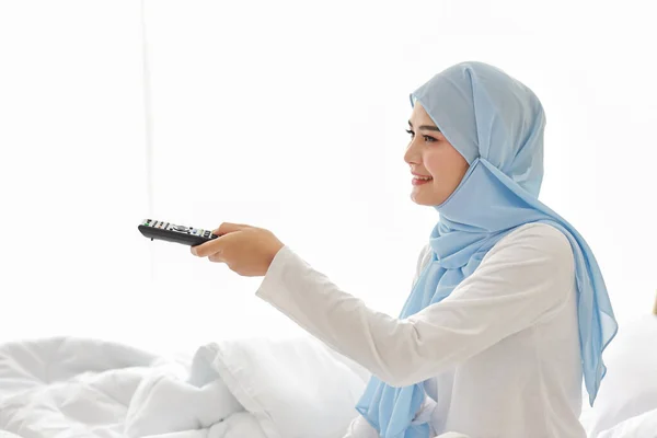 Happiness Concept Beautiful Asian Muslim Woman White Sleepwear Sitting Bed — Stock Photo, Image