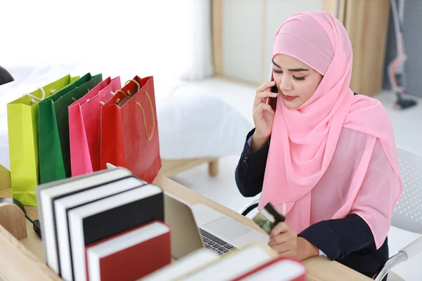 Active Smart Asian Muslim Woman Blue Suit Pink Shaft Sitting — Stock Photo, Image