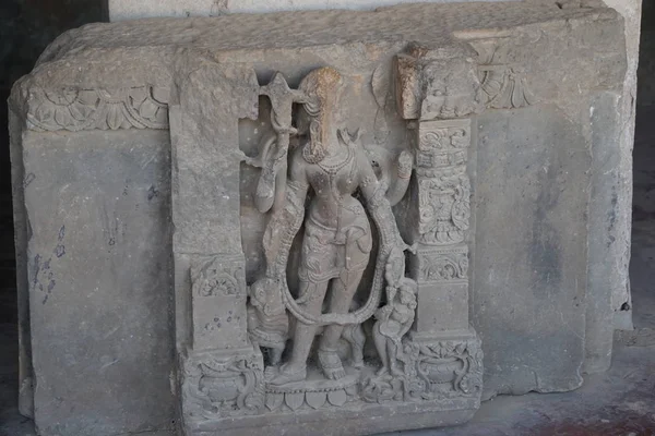 hindistan - rajasthan - jaipur - dausa - arkeolojik emanetler heykel lord shiva kırık yüzü