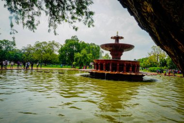 hindistan - delhi - hindistan kapısı - 9 Eylül 2019, büyük bir çeşme hindistan kapısı yakınında