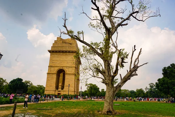 India - delhi - puerta india - septiembre 9, 2019 detrás de la vista del árbol de la puerta india — Foto de Stock