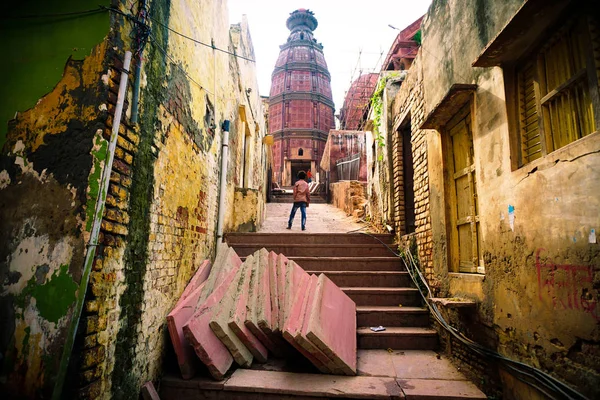 India - vrindavan - 15 de septiembre de 2019, un templo en la calle de vrindavan — Foto de Stock