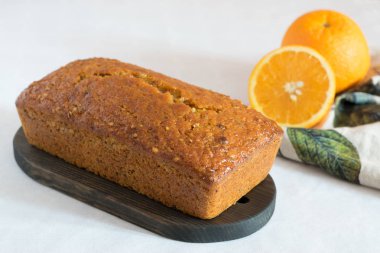 Turuncu ve cevizli havuçlu kek.