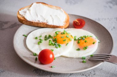 Domatesli yumurta, yeşil soğan ve tost.