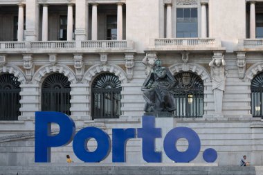 Porto, Portekiz-26 / 08 / 2019 Porto şehrinin merkezinde kocaman bir poster