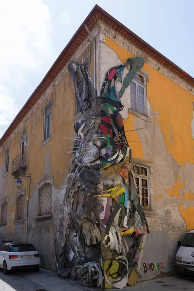 Porto, portugal-22 / 08 / 2019 Decoración de un edificio con materiales reciclados con forma de conejo — Foto de Stock