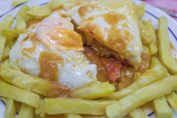 Francesinha τυπικό Porto σάντουιτς τροφίμων με πολλές θερμίδες Royalty Free Φωτογραφίες Αρχείου