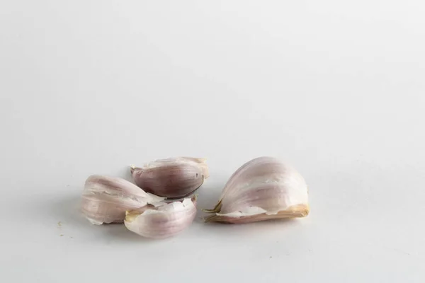 在白色的背景上孤立的大蒜丁香 食品摄影 — 图库照片