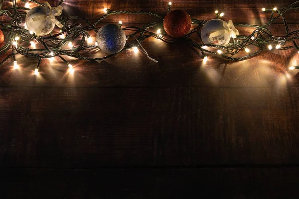 Χριστουγεννιάτικες Μπάλες Φώτα Ξύλινη Βάση Κινήθηκαν Προς Πάνω Copyspace Χριστουγεννιάτικη Royalty Free Εικόνες Αρχείου