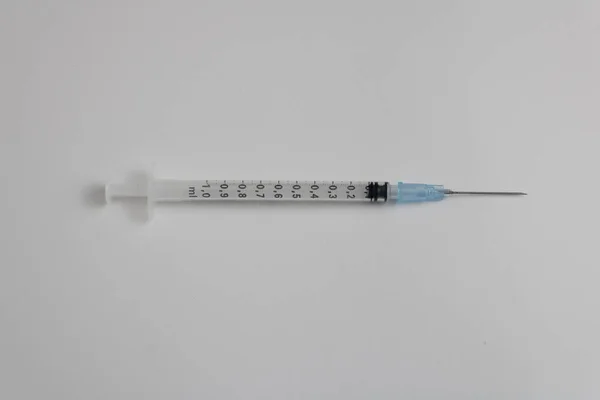 Injekční Stříkačka Jehlou Modrým Lékem Izolovanou Bílém Pozadí — Stock fotografie