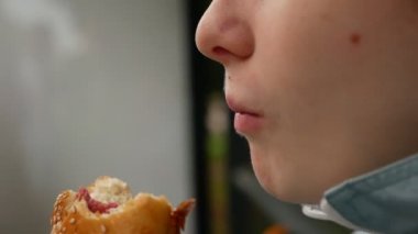 Mutlu kızıl saçlı kız otobüs durağında baget yemenin tadını çıkarın