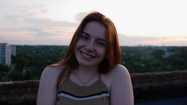 Het Redhead Meisje Bij Zonsondergang Glimlacht Verleidelijk — Stockvideo