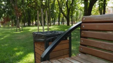 kız parkta çöp bir kağıt bardak atar