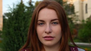 Redhead kız etrafında şaka ve yakın gülmek