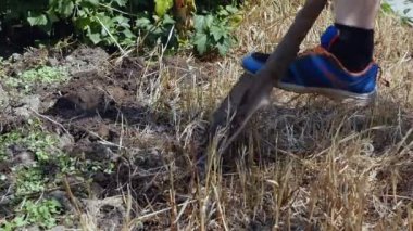 Spor ayakkabılarla kürek zemini kazmak