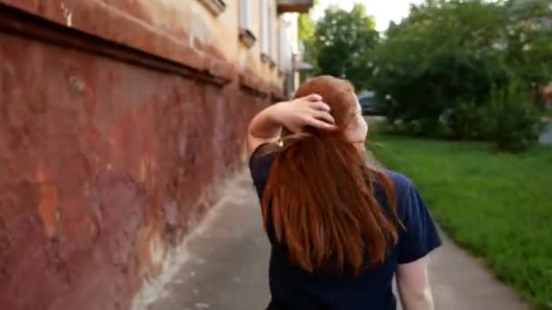 Rousse Fille Promenades Sur Rue — Video