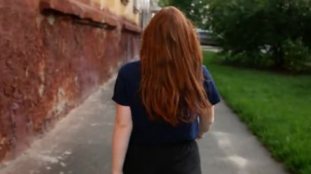 Redhead Κορίτσι Περπατά Στο Δρόμο — Αρχείο Βίντεο