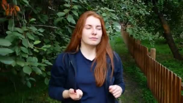 Vöröshajú Lány Csákány Megeszi Cseresznye Útközben — Stock videók