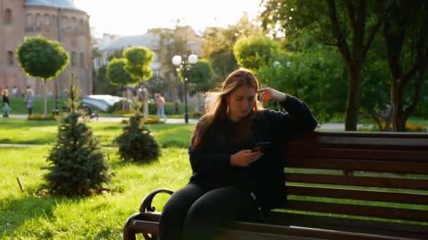 Fille Aux Cheveux Roux Assis Sur Banc Dans Les Réseaux — Video