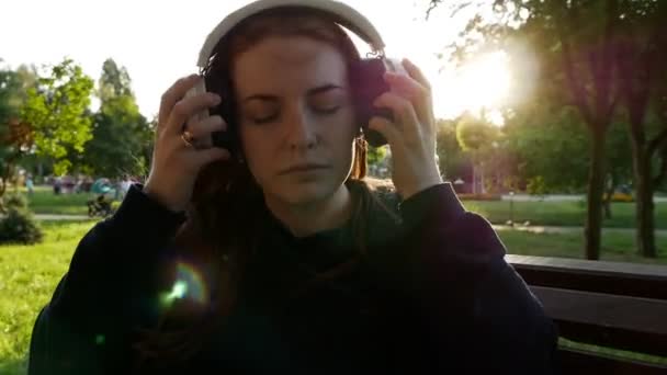 Ragazza Dai Capelli Rossi Ascolta Musica Una Panchina Una Giornata — Video Stock