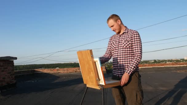 Gars Peint Tableau Sur Toit Maison Coucher Soleil — Video