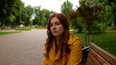 Parkta kızıl saçlı kız