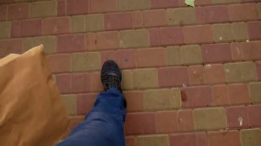 Spor ayakkabılar, kaldırım taşları üst görünüm sanny gün