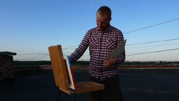 Facet Maluje Obraz Dachu Domu Zachodzie Słońca — Wideo stockowe